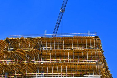 Turna ve bina mavi gökyüzüne karşı yapım aşamasında