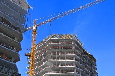 Turna ve bina mavi gökyüzüne karşı yapım aşamasında