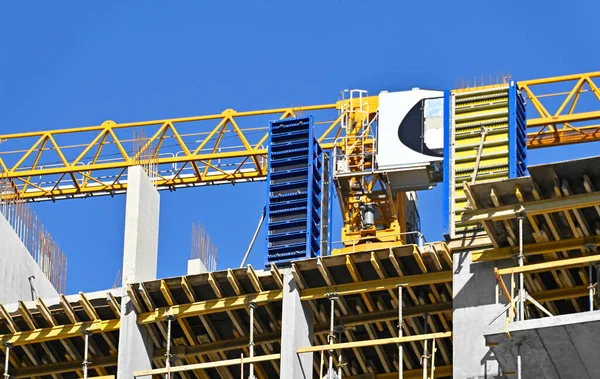 Gru Edificio Costruzione Contro Cielo Blu — Foto Stock