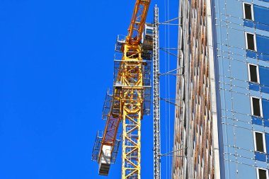 Turna ve bina mavi gökyüzüne karşı yapım aşamasında