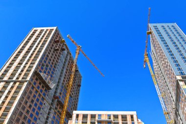 Turna ve bina mavi gökyüzüne karşı yapım aşamasında