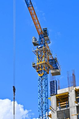 Turna ve bina mavi gökyüzüne karşı yapım aşamasında