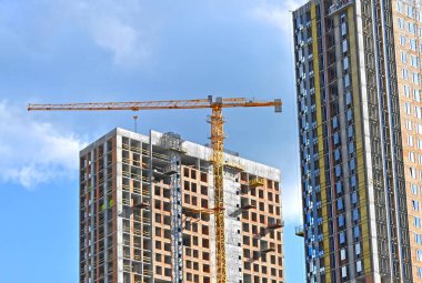 Turna ve bina mavi gökyüzüne karşı yapım aşamasında