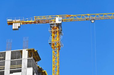 Turna ve bina mavi gökyüzüne karşı yapım aşamasında