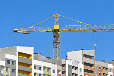 Turna ve bina mavi gökyüzüne karşı yapım aşamasında