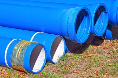 İnşaat alanına yığılmış seramik kanalizasyon borusu