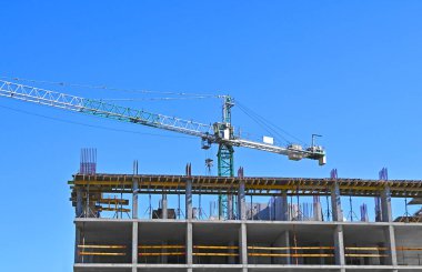 Turna ve bina mavi gökyüzüne karşı yapım aşamasında