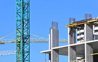 Turna ve bina mavi gökyüzüne karşı yapım aşamasında