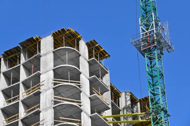 Turna ve bina mavi gökyüzüne karşı yapım aşamasında