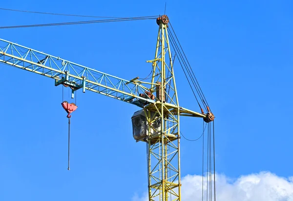 Guindaste Torre Construção Alta Contra Céu Azul — Fotografia de Stock