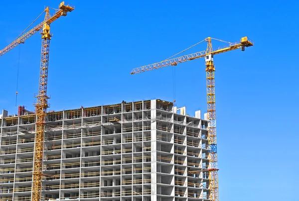 Kran Und Gebäude Bau Vor Blauem Himmel — Stockfoto