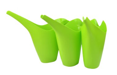 Plastik sulama kabı, beyaz arka planda izole edilmiş.