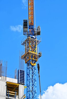 Turna ve bina mavi gökyüzüne karşı yapım aşamasında