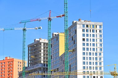 Turna ve bina mavi gökyüzüne karşı yapım aşamasında