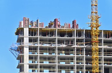 Turna ve bina mavi gökyüzüne karşı yapım aşamasında