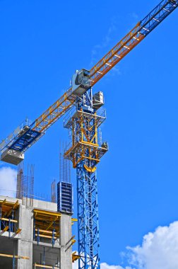 Turna ve bina mavi gökyüzüne karşı yapım aşamasında