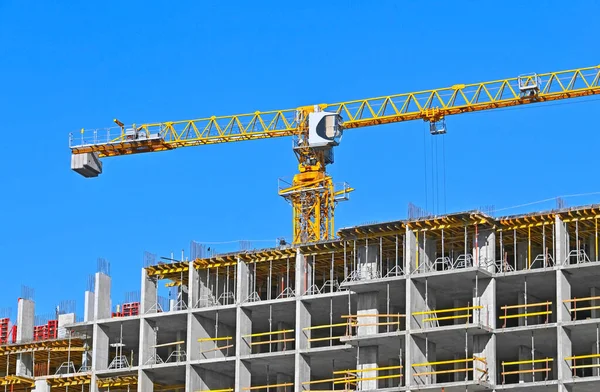Turna ve bina mavi gökyüzüne karşı yapım aşamasında