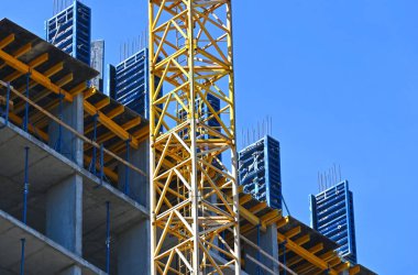 Turna ve bina mavi gökyüzüne karşı yapım aşamasında