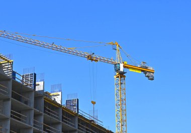 Turna ve bina mavi gökyüzüne karşı yapım aşamasında