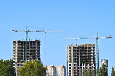Turna ve bina mavi gökyüzüne karşı yapım aşamasında
