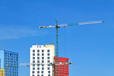 Turna ve bina mavi gökyüzüne karşı yapım aşamasında