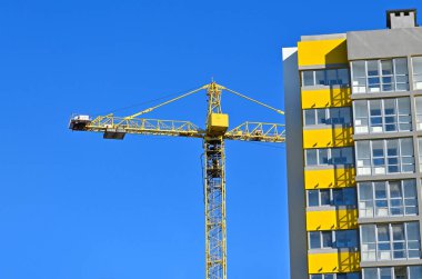 Turna ve bina mavi gökyüzüne karşı yapım aşamasında