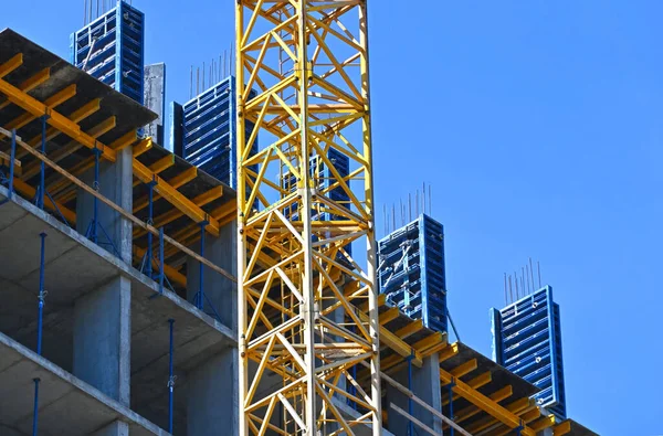 Turna ve bina mavi gökyüzüne karşı yapım aşamasında