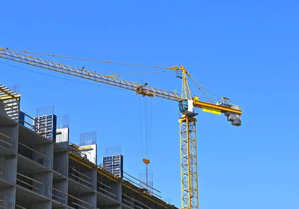 Grue Bâtiment Construction Contre Ciel Bleu — Photo