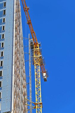 Turna ve bina mavi gökyüzüne karşı yapım aşamasında