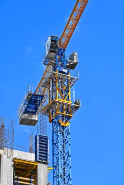 Turna ve bina mavi gökyüzüne karşı yapım aşamasında