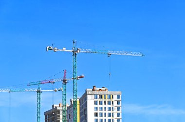 Turna ve bina mavi gökyüzüne karşı yapım aşamasında