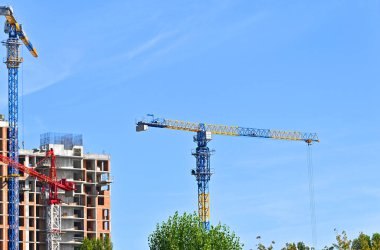 Turna ve bina mavi gökyüzüne karşı yapım aşamasında