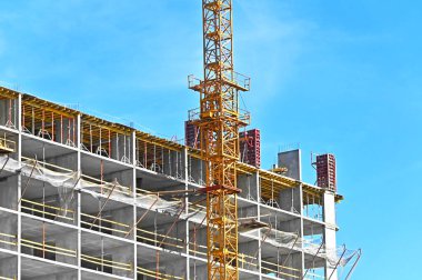 Turna ve bina mavi gökyüzüne karşı yapım aşamasında