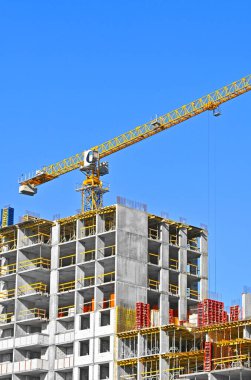 Turna ve bina mavi gökyüzüne karşı yapım aşamasında