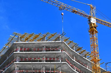 Turna ve bina mavi gökyüzüne karşı yapım aşamasında
