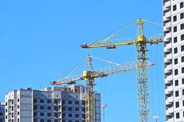 Turna ve bina mavi gökyüzüne karşı yapım aşamasında