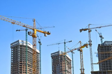 Turna ve bina mavi gökyüzüne karşı yapım aşamasında