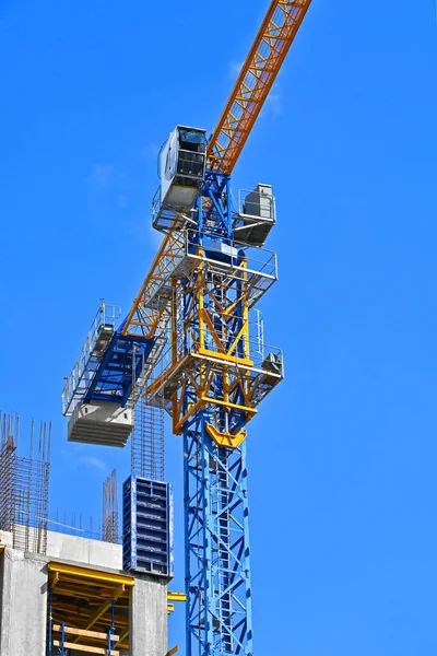 Gru Edificio Costruzione Contro Cielo Blu — Foto Stock