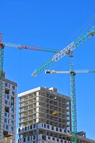 Kran Och Byggnad Konstruktion Mot Blå Himmel — Stockfoto