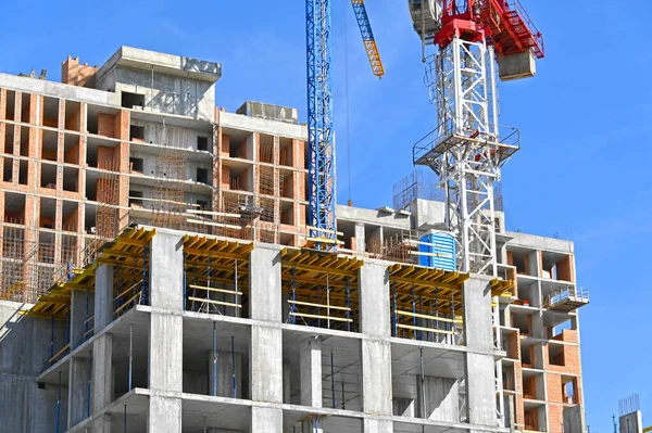 Turna ve bina mavi gökyüzüne karşı yapım aşamasında