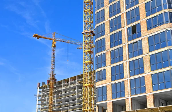 Turna ve bina mavi gökyüzüne karşı yapım aşamasında