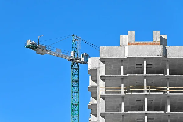 Gru Edificio Costruzione Contro Cielo Blu — Foto Stock