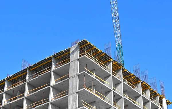 Kran Und Gebäude Bau Vor Blauem Himmel — Stockfoto