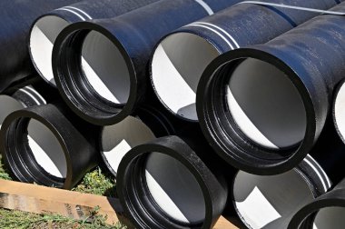 İnşaat alanına yığılmış seramik kanalizasyon borusu