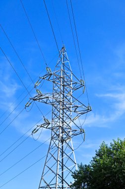 Mavi gökyüzü arkaplanındaki elektrik hatları sütunu
