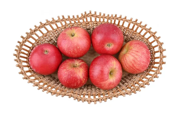 Pomme Rouge Dans Panier Ondulé Isolée Sur Fond Blanc — Photo