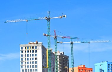 Turna ve bina mavi gökyüzüne karşı yapım aşamasında