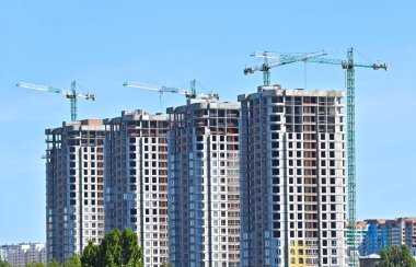 Turna ve bina mavi gökyüzüne karşı yapım aşamasında