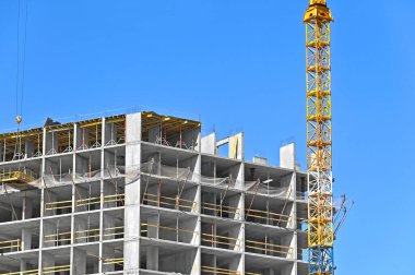 Turna ve bina mavi gökyüzüne karşı yapım aşamasında