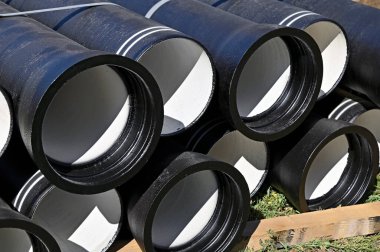 İnşaat alanına yığılmış seramik kanalizasyon borusu